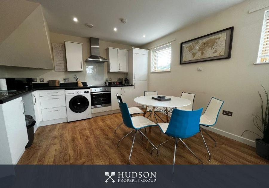 טלפורד Three Bedroom Townhouse With Parking מראה חיצוני תמונה