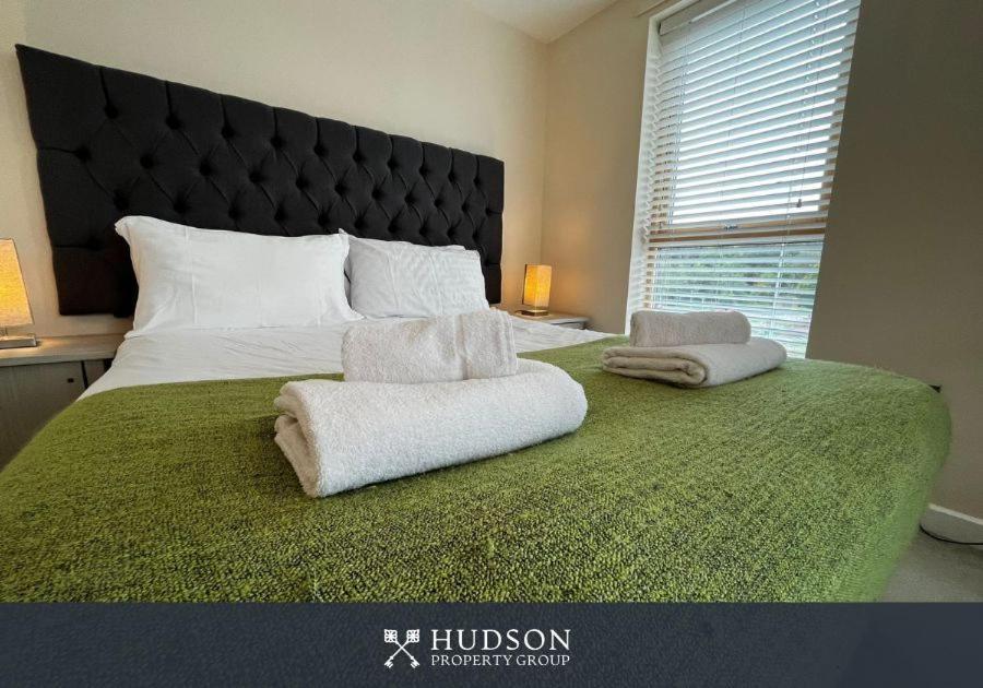 טלפורד Three Bedroom Townhouse With Parking מראה חיצוני תמונה