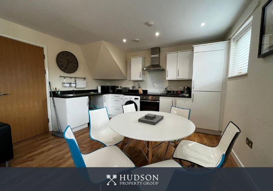 טלפורד Three Bedroom Townhouse With Parking מראה חיצוני תמונה