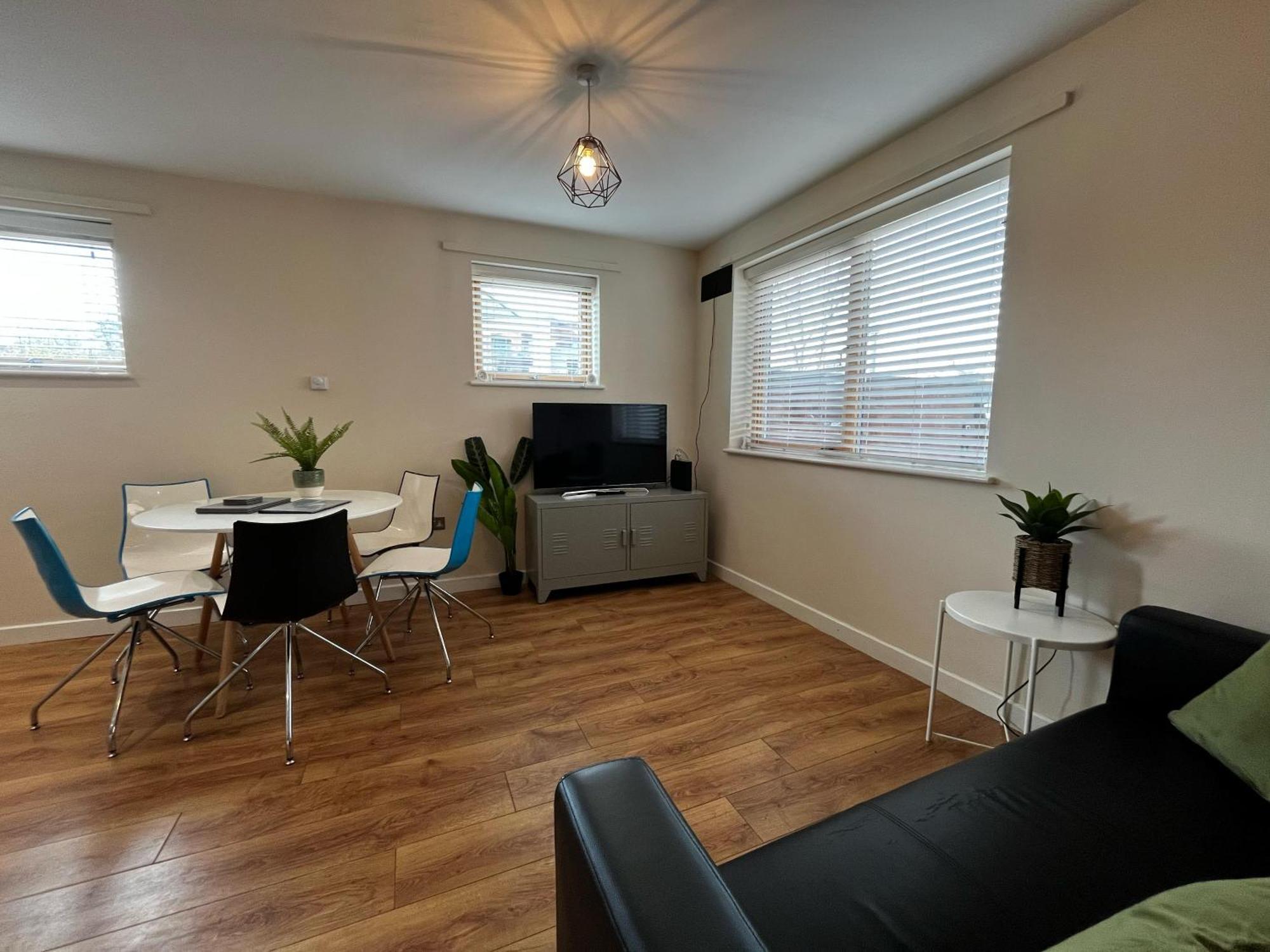טלפורד Three Bedroom Townhouse With Parking מראה חיצוני תמונה