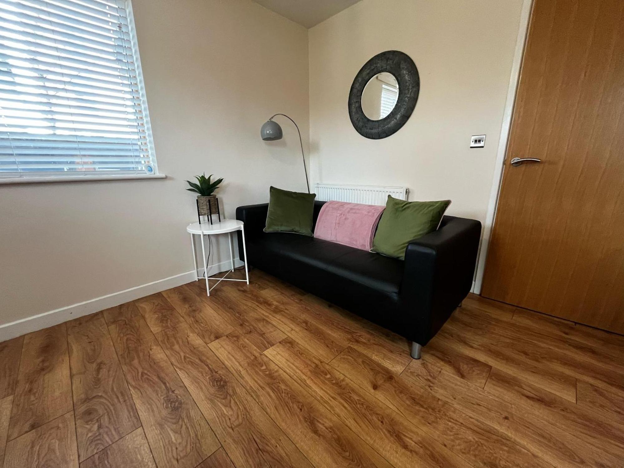טלפורד Three Bedroom Townhouse With Parking מראה חיצוני תמונה
