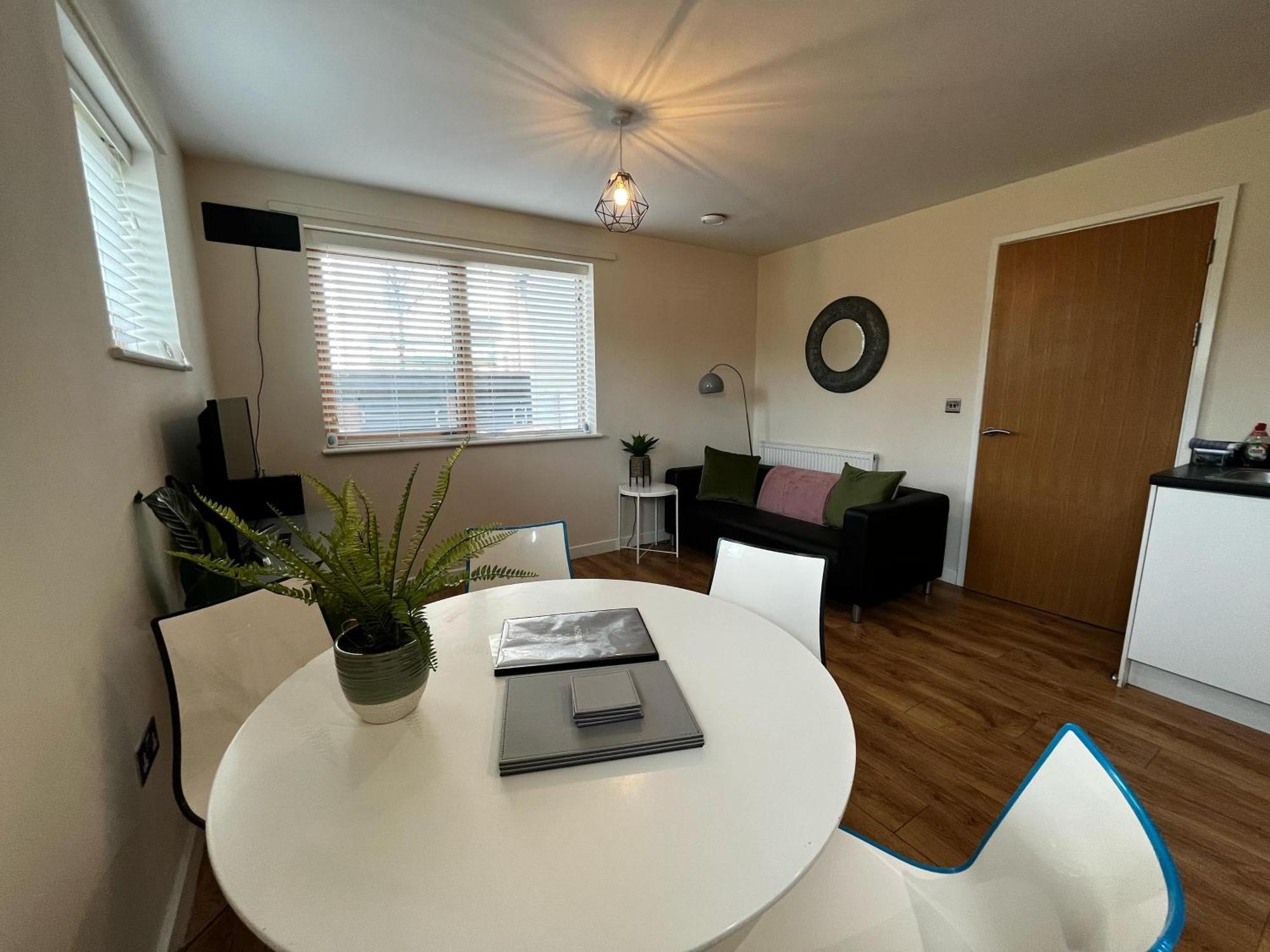 טלפורד Three Bedroom Townhouse With Parking מראה חיצוני תמונה