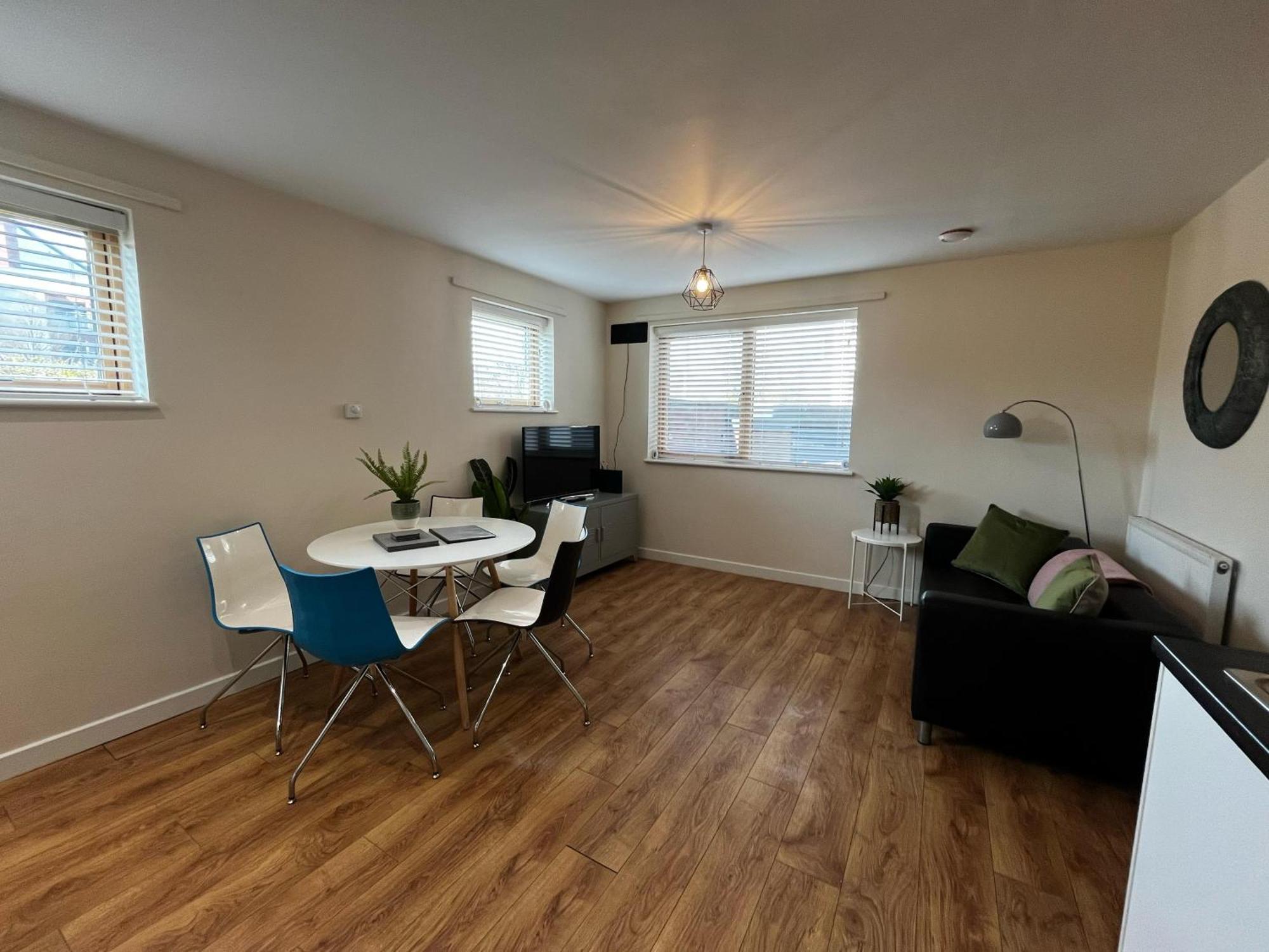 טלפורד Three Bedroom Townhouse With Parking מראה חיצוני תמונה