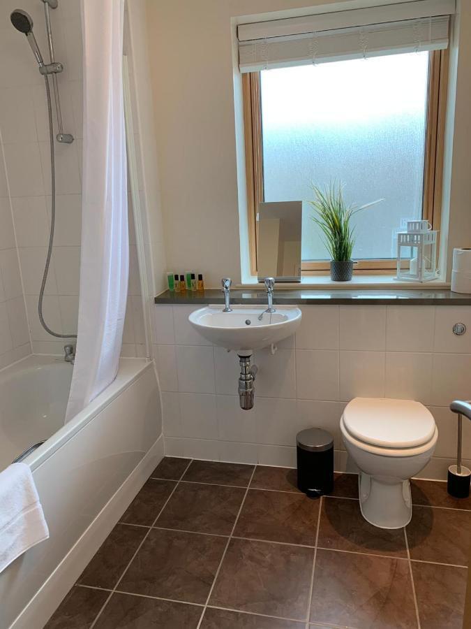 טלפורד Three Bedroom Townhouse With Parking מראה חיצוני תמונה