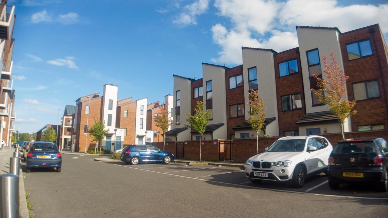 טלפורד Three Bedroom Townhouse With Parking מראה חיצוני תמונה